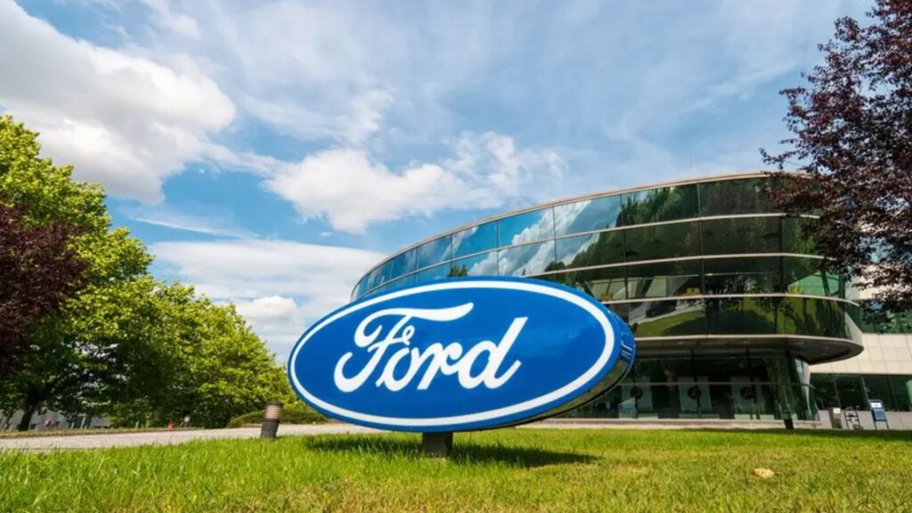 fabrica da ford com a logo azul na frente.