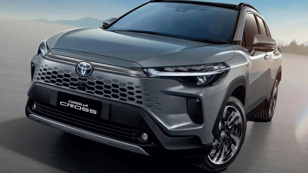 Toyota Corolla Cross cinza parado na diagonbal.