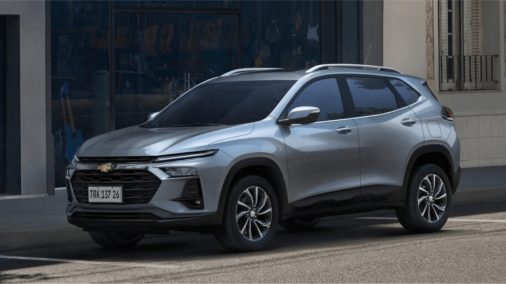 Chevrolet Tracker 2026 cinza parado na diagonal.
