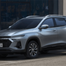 Chevrolet Tracker 2026 cinza parado na diagonal.