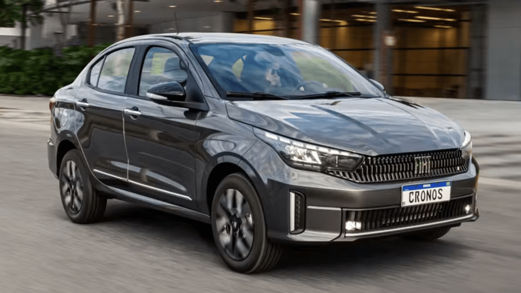 Fiat Cronos Precision 1.3 CVT cinza em movimento na estrada.