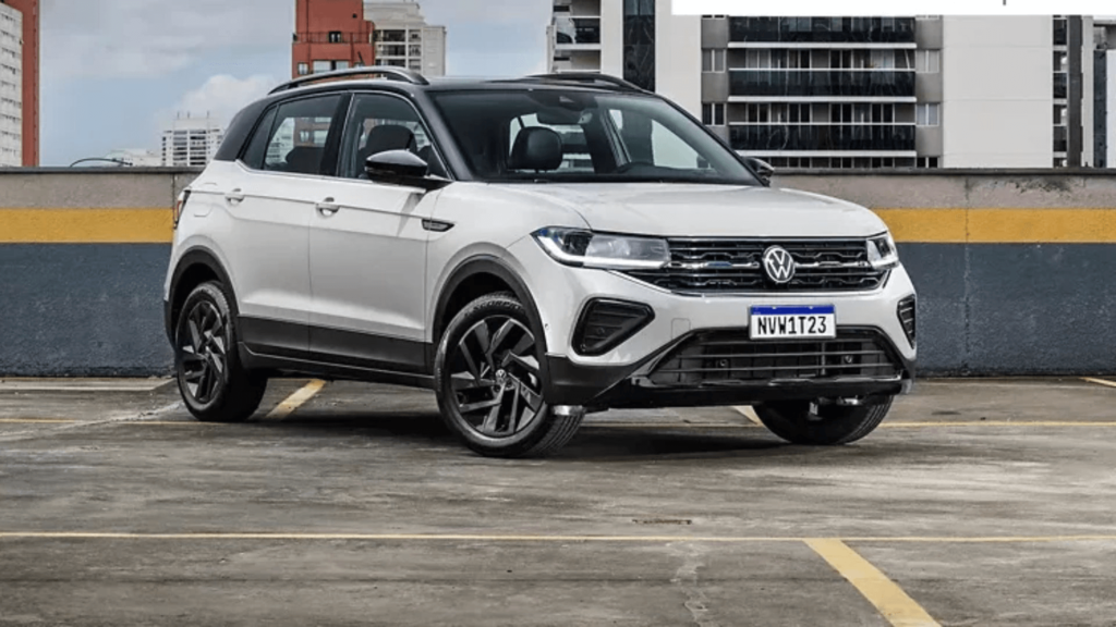 Volkswagen T-cross branco parado na diagonal.