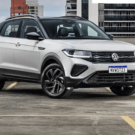 Volkswagen T-cross branco parado na diagonal.