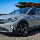 Volkswagen Nivus cinza parado na diagonal.