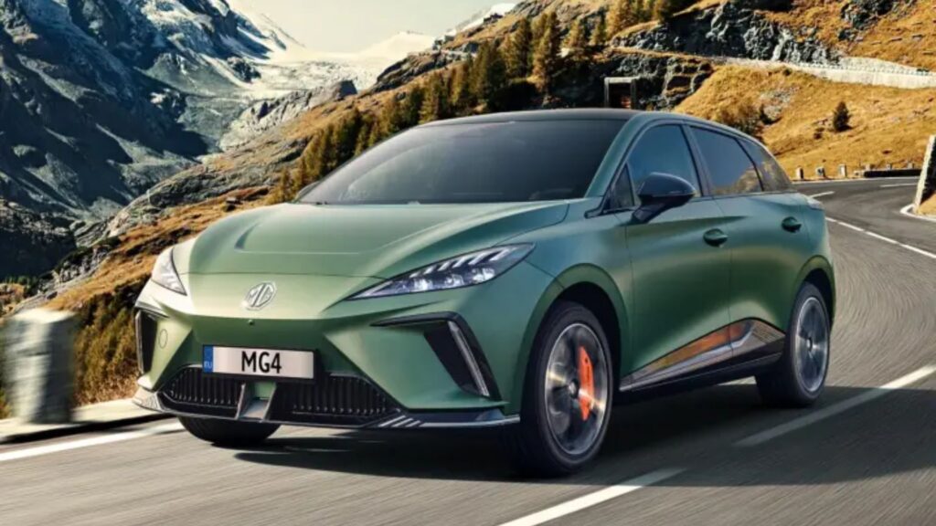 MG4 XPower verde em movimento na estrada.