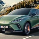 MG4 XPower verde em movimento na estrada.