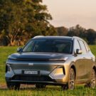 Geely EX5 EM-i cinza parado em cima da grama.