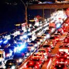 Vários carros parados no trânsito.