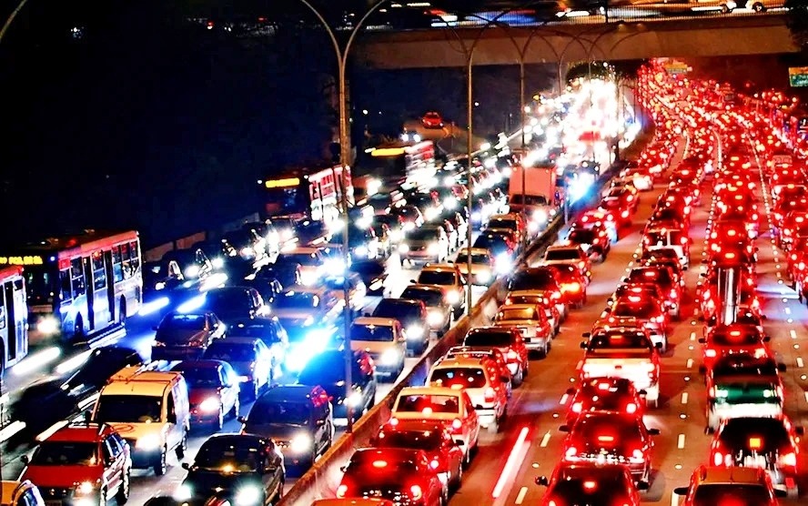 Vários carros parados no trânsito.