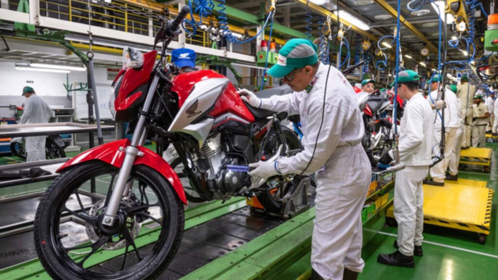 Motos sendo fabricadas na fabrica.
