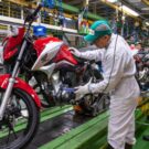 Motos sendo fabricadas na fabrica.