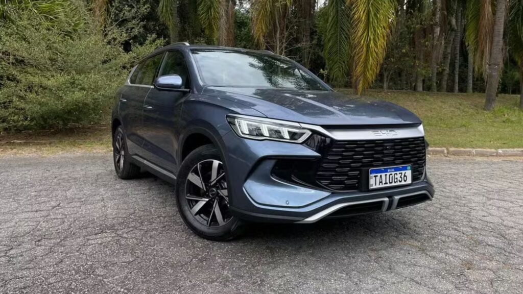 BYD Song Pro 2025 azul parado na diagonal.