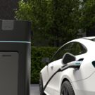 Carro elétrico da BYD carregando.