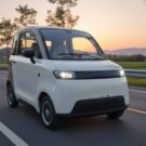 Aima A05 branco em movimento.