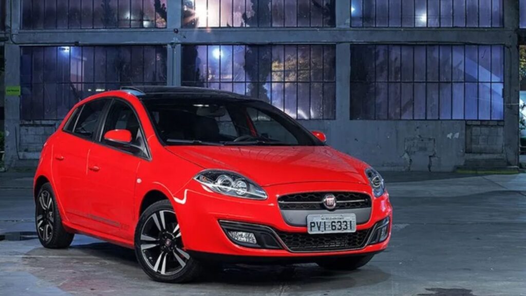 Fiat Bravo T-Jet vermelho parado na diagonal.