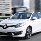 Renault Fluence branco em movimento na estrada.