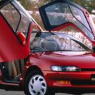 Toyota Sera vermelho parado.