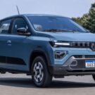 Renault Kwid elétrico azul parado na diagonal.