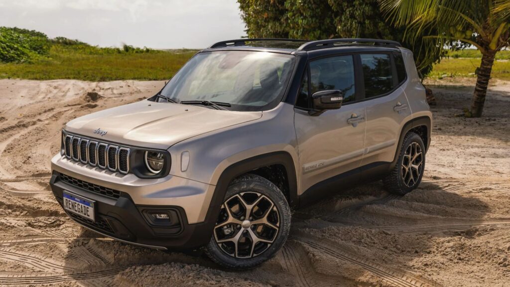 Jeep Renegade parado na diagonal.