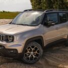 Jeep Renegade parado na diagonal.