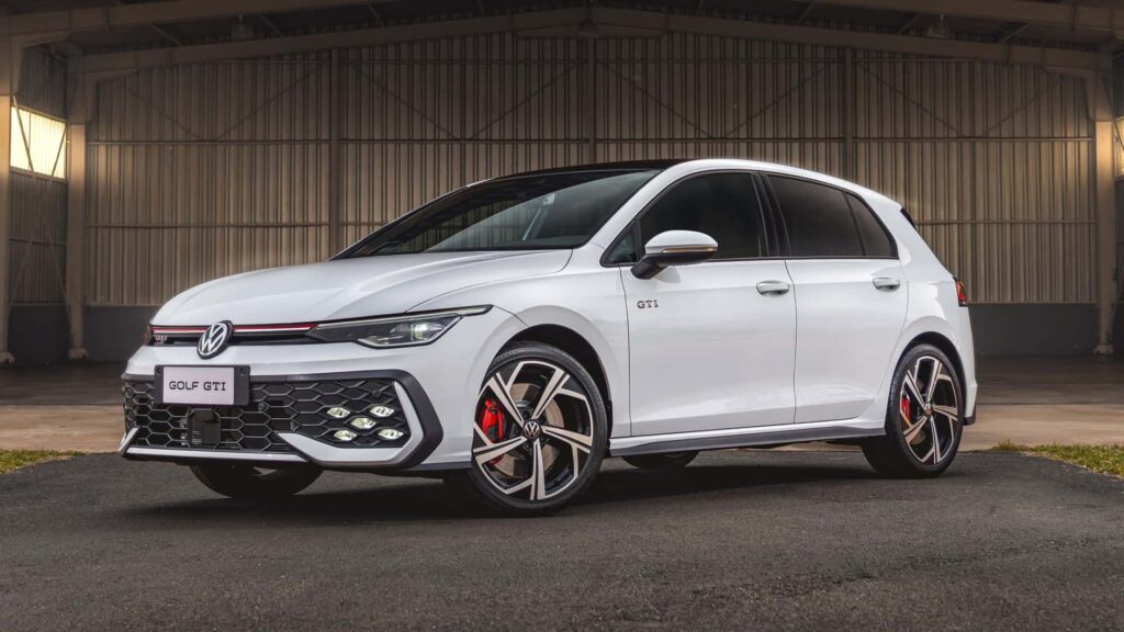 Volkswagen Golf GTI 2026 branco parado na diagonal.