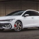 Volkswagen Golf GTI 2026 branco parado na diagonal.