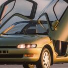 Toyota Sera com as portas abertas.