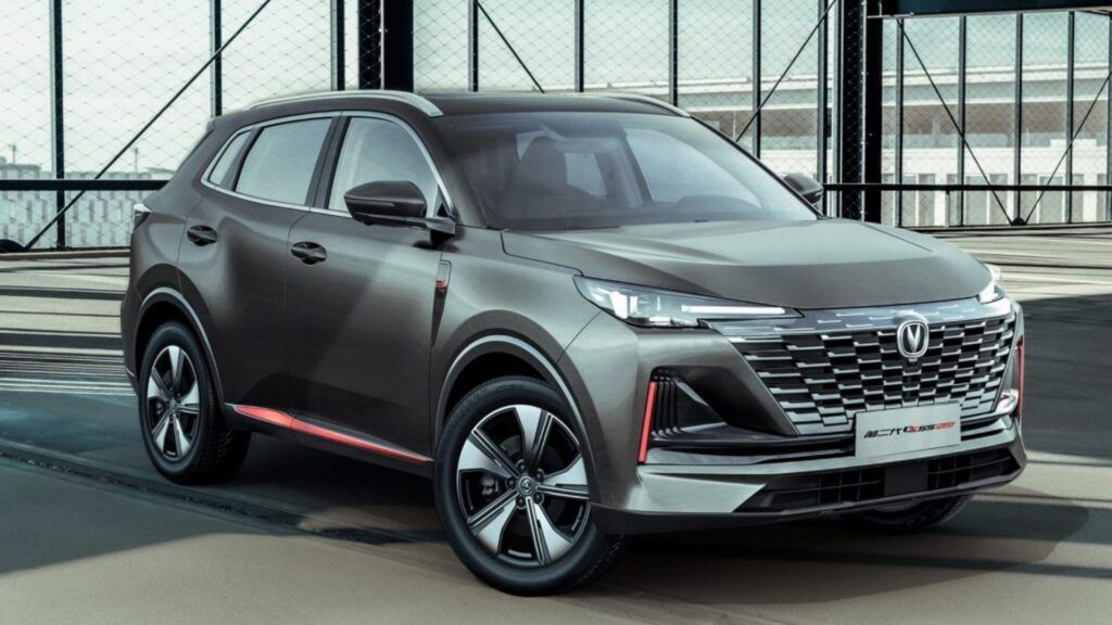 Changan CS55 cinza parado na diagonal.