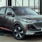 Changan CS55 cinza parado na diagonal.