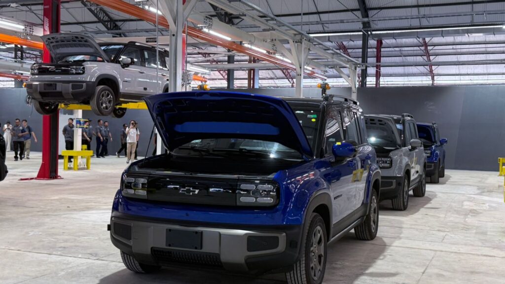 Spark EUV azul parado dentro da fabrica.