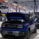 Spark EUV azul parado dentro da fabrica.