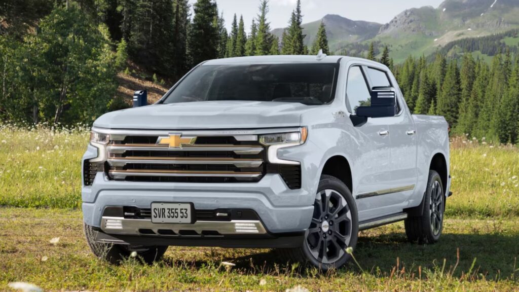 Silverado branca parado na diagonal.