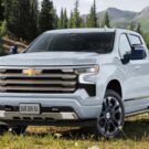 Silverado branca parado na diagonal.