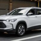 Chevrolet Tracker branco em movimento na estrada.