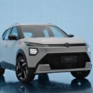 Nissan Kait Sense Plus branco parado.