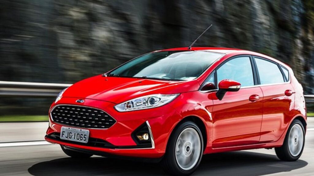 Ford Fiesta usado vermelho em movimento na estrada.
