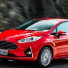 Ford Fiesta usado vermelho em movimento na estrada.