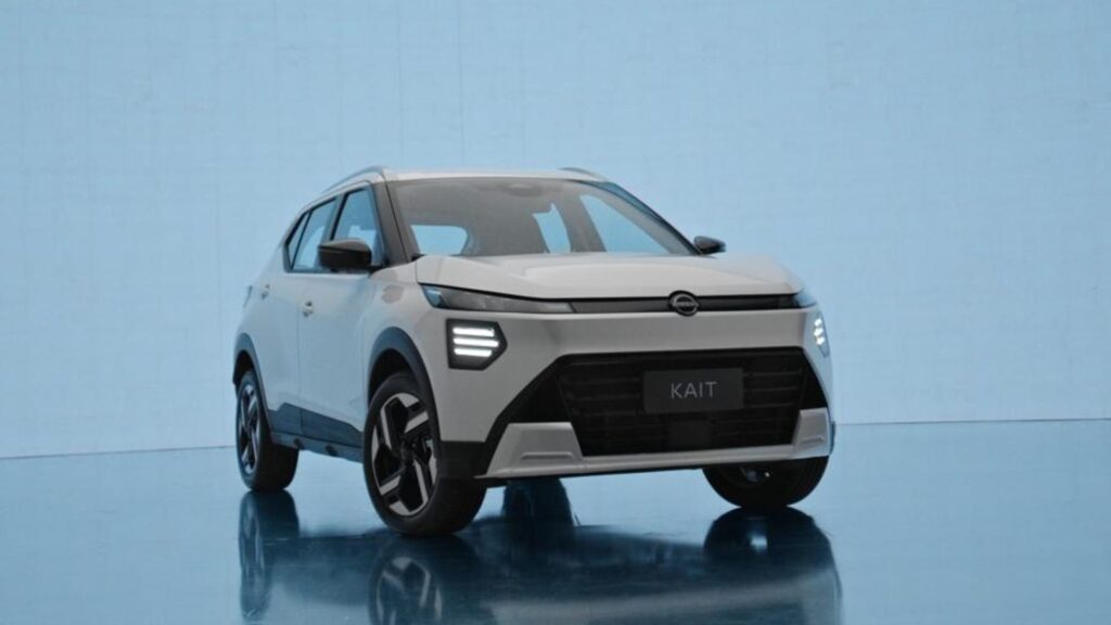 Nissan Kait branco parado na diagonal.