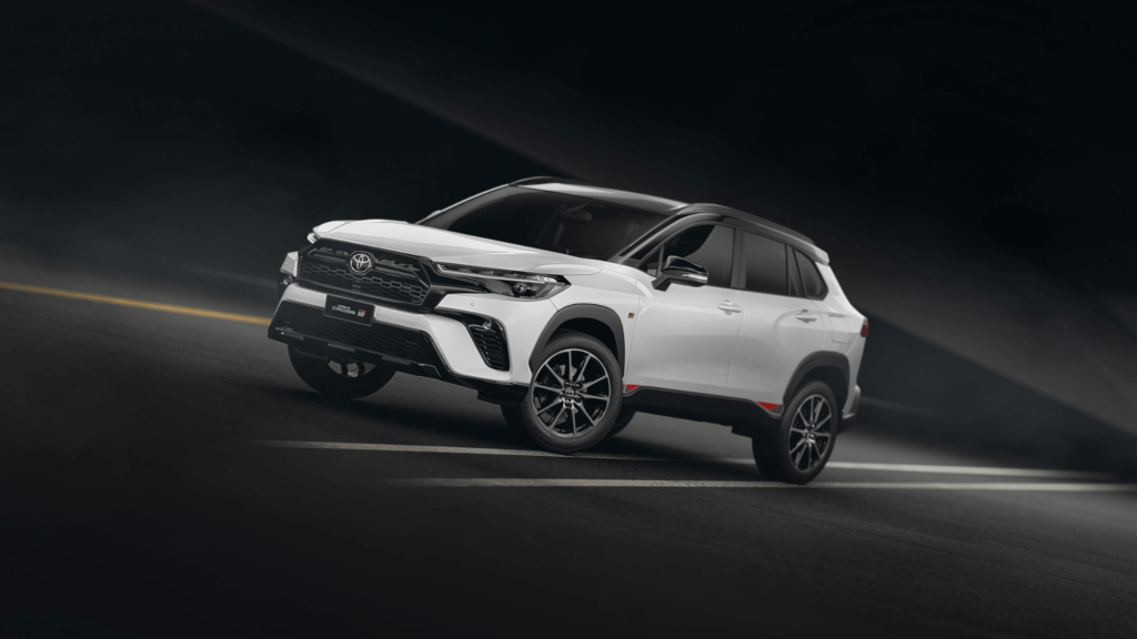 Corolla Cross GR-Sport preto parado na diagonal.