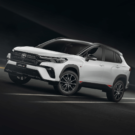 Corolla Cross GR-Sport preto parado na diagonal.