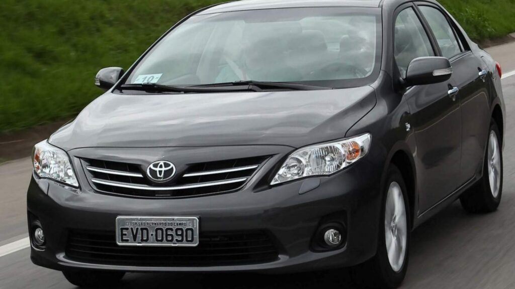 Toyota corolla GLi 2014 cinza em movimento na estrada.