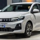 Sandero 2026 branco parado na diagonal.