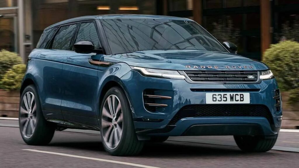 Nova geração do Evoque  azul parado na beirada da estrada.