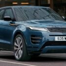 Nova geração do Evoque azul parado na beirada da estrada.