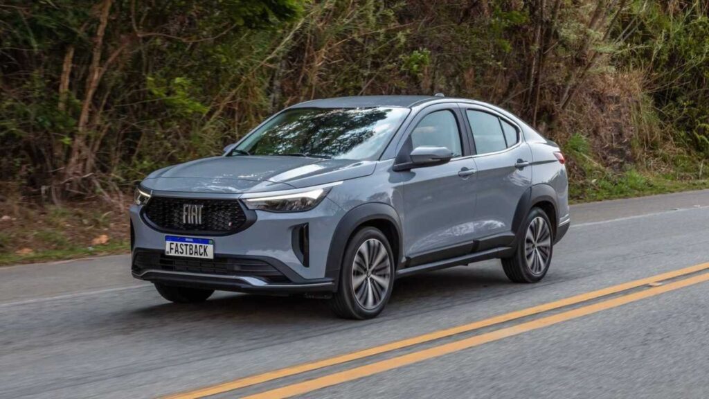 Fiat Fastback cinza em movimento na estrada.