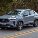 Fiat Fastback cinza em movimento na estrada.