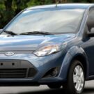 Ford Fiesta azul parado na diagonal.