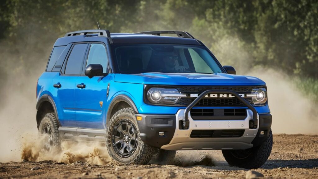 Novo SUV da Ford azul derrapando na estrada.