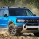 Novo SUV da Ford azul derrapando na estrada.