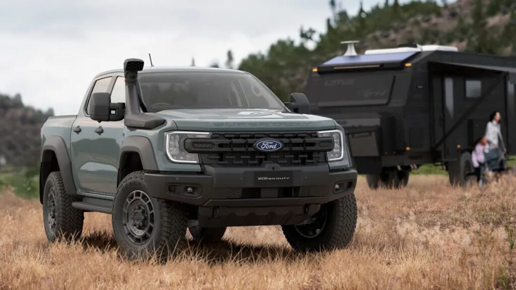 Ranger Super Duty verde parado na diagonal.